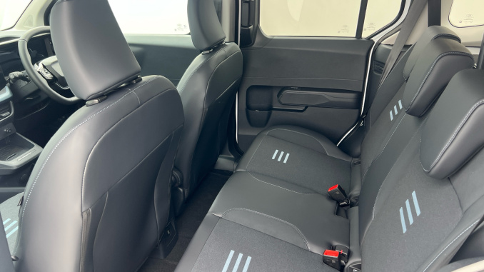 Ford Tourneo Courier 100kW Active 46kWh 5dr Auto Electric Estate - Image 16